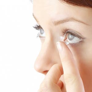 Femme mettant une lentille
